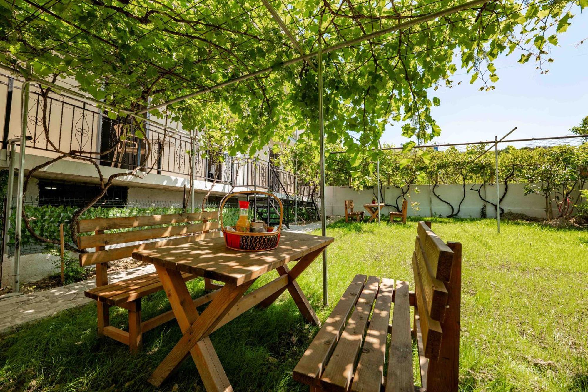 Kalpazo Kaja Garden * Golem (Tirana)